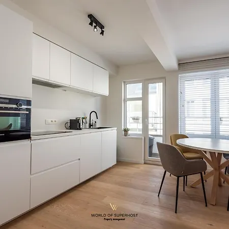 Bright Near The Sea And The Marina 오스텐드