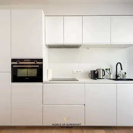 Bright Near The Sea And The Marina Будинок відпочинку